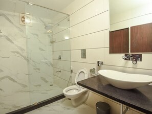 Ducha, secador de pelo, toallas, papel higiénico