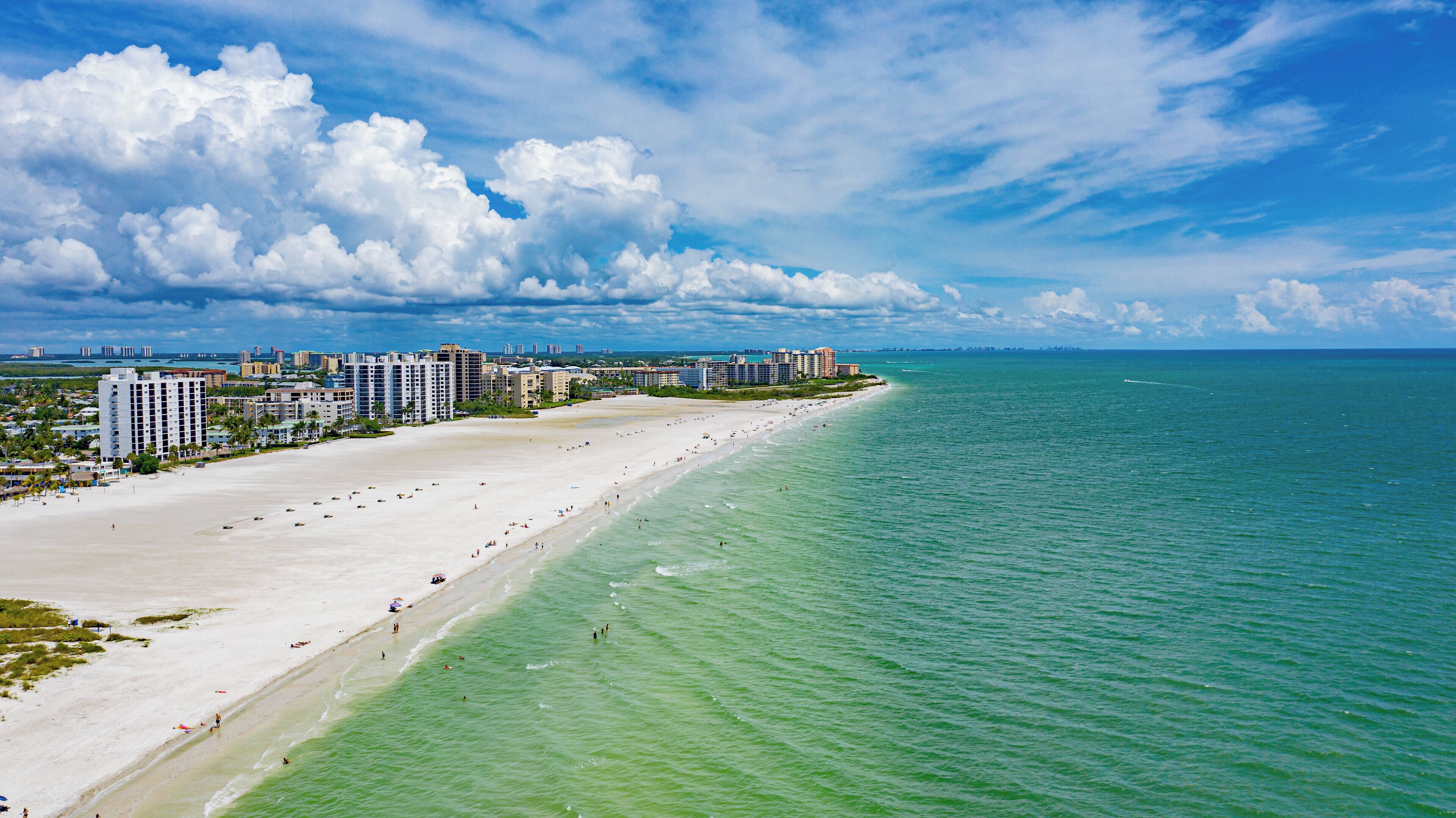 Plage à proximité, chaises longues, serviettes de plage