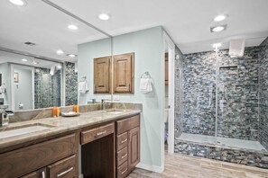 Combined shower/tub - Fabulous Ocean View, Ocean Sounds in This 2 Bedroom 2 Bath (Port Aransas)