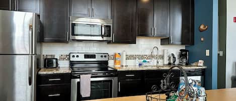 雪櫃、微波爐、焗爐、爐具