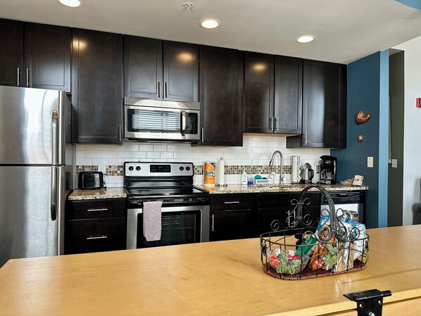 Frigorífic, microones, forn i placa de cuina 