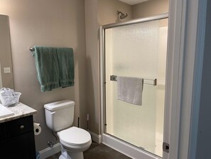 Combined shower/tub, hair dryer, towels, soap - "Garden" 2Br, 2Ba, overlooking the Square in Downtown Knoxville (Knoxville)