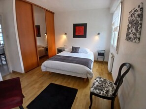 5 Schlafzimmer, Bügeleisen/Bügelbrett