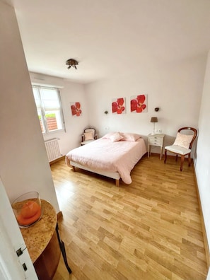 5 chambres, fer et planche à repasser, lit parapluie, draps fournis
