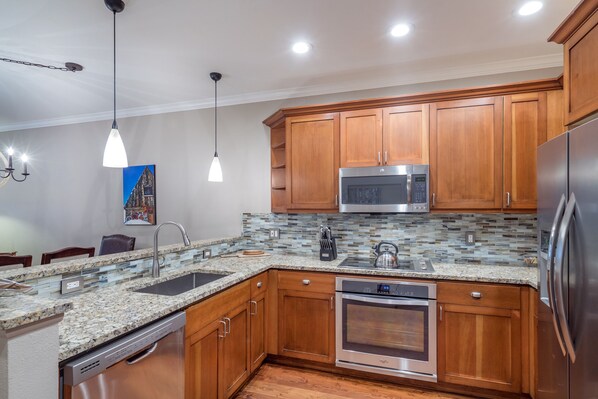 Jääkaappi, mikroaaltouuni, uuni, liesi