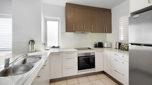 Réfrigérateur, four à micro-ondes, un four, surface de cuisson