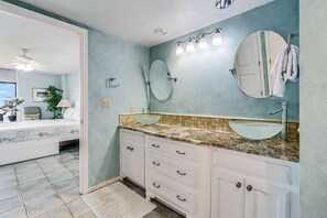 Combined shower/bathtub - Relax with a Fabulous Ocean View and Ocean Sounds in This 2 Bedroom 2 Bath with Den (Port Aransas)