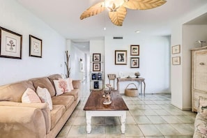 Living area - Relax with a Fabulous Ocean View and Ocean Sounds in This 2 Bedroom 2 Bath with Den (Port Aransas)