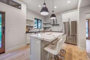 Full-sized fridge, microwave, oven, stovetop - LaFave-Luxury Home at Zion: Bridge Mountain (Springdale)