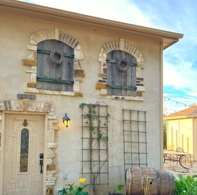 Fortunata Winery Villa #2, Cozy & Modern Retreat