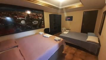 Kamar Triple Eksekutif | Tirai kedap cahaya, kedap suara, dan Wi-Fi gratis