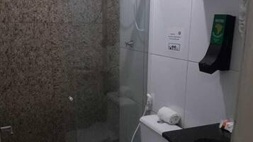 Apartamento família | Banheiro | Chuveiro, secador de cabelo (mediante solicitação), toalhas de banho