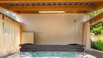 Outdoor spa tub