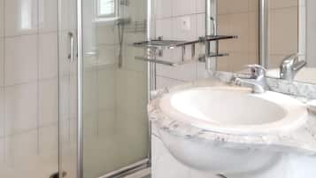 Douche, serviettes fournies
