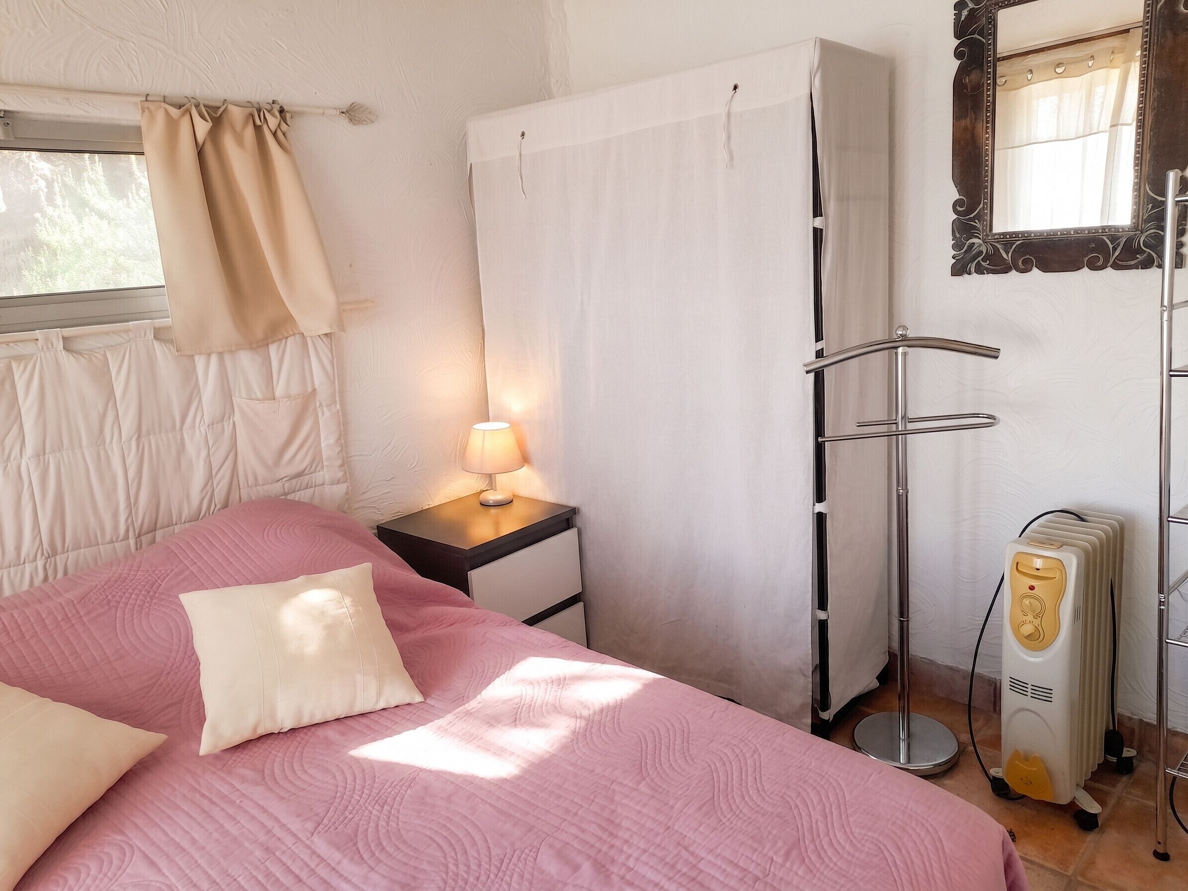 1 chambre, fer et planche à repasser, Wi-Fi gratuit, draps fournis