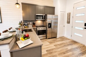 Coffee/tea maker, fridge, microwave, oven - Comfortable condo near Vanderbilt with easy access to local attractions (Nashville)