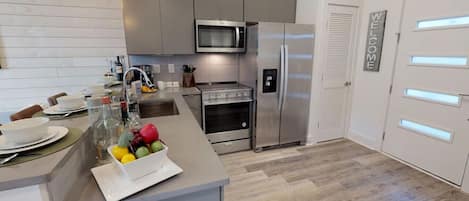 Refrigerador, microondas, horno, placa de cocina