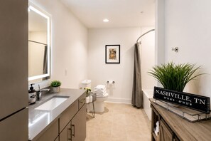 Combined shower/bathtub, hair dryer - Comfortable condo near Vanderbilt with easy access to local attractions (Nashville)