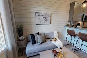 TV - Perfect Spot near Vandy + Broadway • Sleep 4 (Nashville)