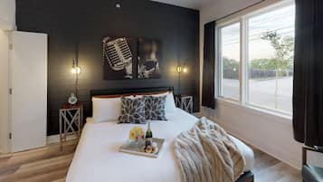 1 chambre, bureau, fer et planche à repasser, lit de bébé portatif