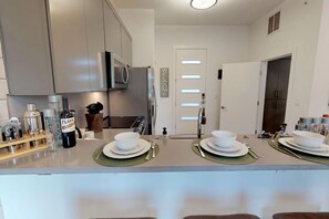 Kühlschrank, Mikrowelle, Ofen, Herdplatte