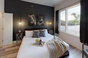 1 Schlafzimmer, Schreibtisch, Bügeleisen/Bügelbrett, Reisekinderbett