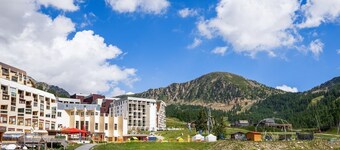 Studio de montagne à seulement 50m du Télésiège! Piscine + Sauna sur place!