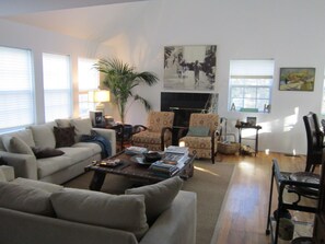 Téléviseur connecté, foyer, lecteur de DVD, livres