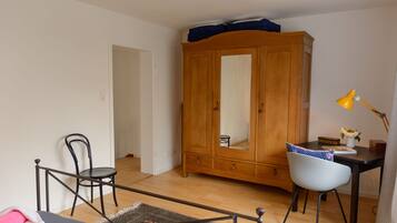 2 Schlafzimmer, Schreibtisch, Bügeleisen/Bügelbrett, Reisekinderbett