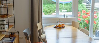 Semidetached house: Cozy with large garden