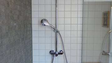 Dusche, Haartrockner, Handtücher, Seife