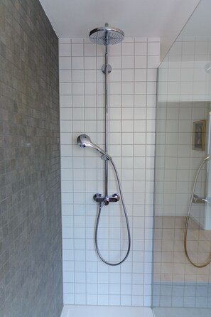 Shower, hair dryer, towels, soap - Semidetached house: Cozy with large garden (Herrenberg)