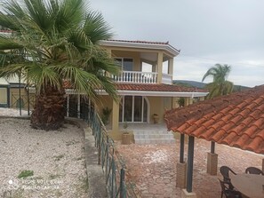 تناول الطعام بالخارج