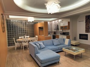 تلفزيون، مدفأة، كرة قدم الطاولة، ستيريو