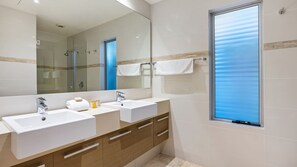 Bañera, secador de pelo, toallas, papel higiénico