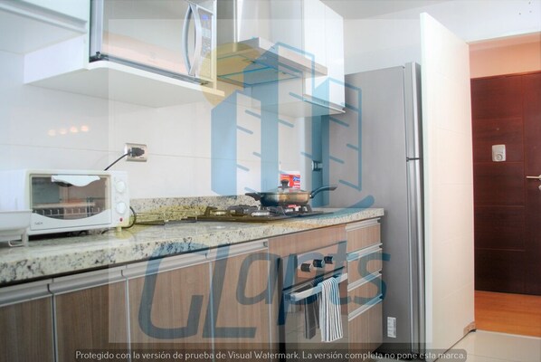 Frigorífico, microondas, horno y placa de cocina