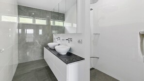 Tina, secadora de cabello, toallas, papel de baño 