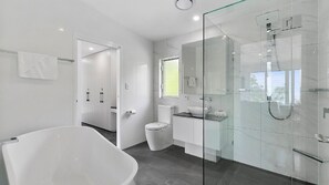 Badewanne, Haartrockner, Handtücher, Toilettenpapier