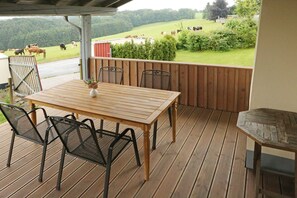 Outdoor dining - Cozy holiday home with a magnificent view (Marialinden)