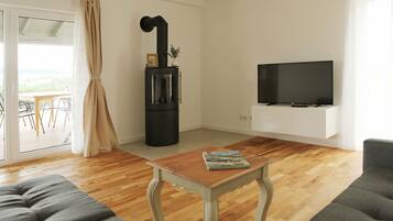 Smart-TV, Kamin, Bücher, Stereoanlage