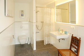 Douche, séchoir à cheveux, serviettes fournies, savon