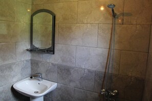 Chuveiro, secador de cabelo, sabonete, shampoo
