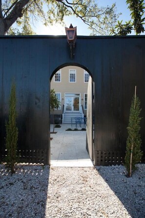 Exterior - Charming Home On Jones (Savannah)