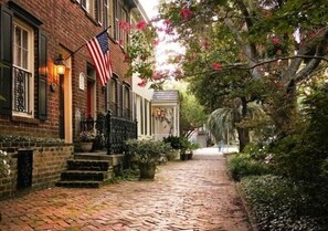 Exterior detail - Charming Home On Jones (Savannah)