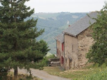 Arrivée au hameau de la LauziÚre : grange puis maison