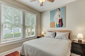 3 bedrooms, desk, iron/ironing board, WiFi - Starlands Executive Home-Off Street Parking & Private Deck Included! (Savannah)