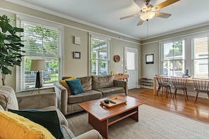 Smart TV, DVD player, offices - Starlands Executive Home-Off Street Parking & Private Deck Included! (Savannah)
