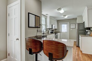 Kylskåp, mikrovågsugn, ugn och spishäll