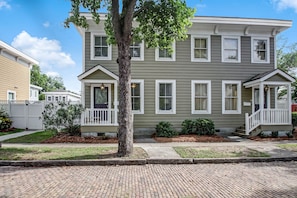 Exterior - Starlands Executive Home-Off Street Parking & Private Deck Included! (Savannah)