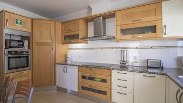 Réfrigérateur, micro-ondes, four, lave-vaisselle